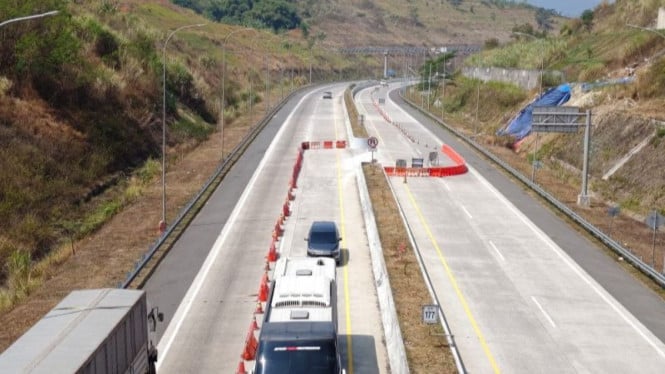 Waspada! Lalu Lintas Tol Cisumdawu Dialihkan, Polres Sumedang Siaga Penuh