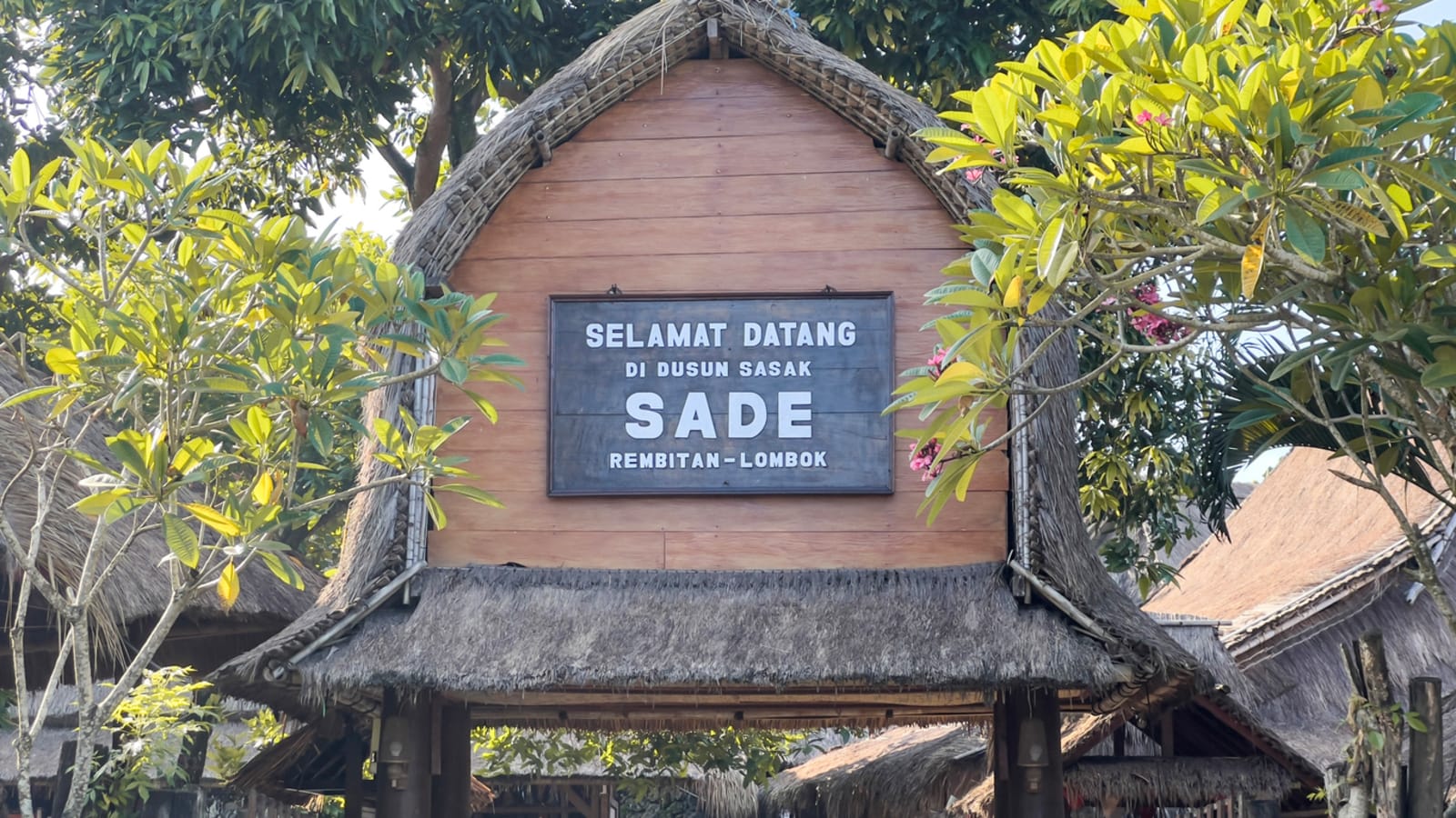 Desa Sade Lombok Hangus Terbakar: Warisan Budaya Sasak Berubah Jadi Abu dan Kenangan