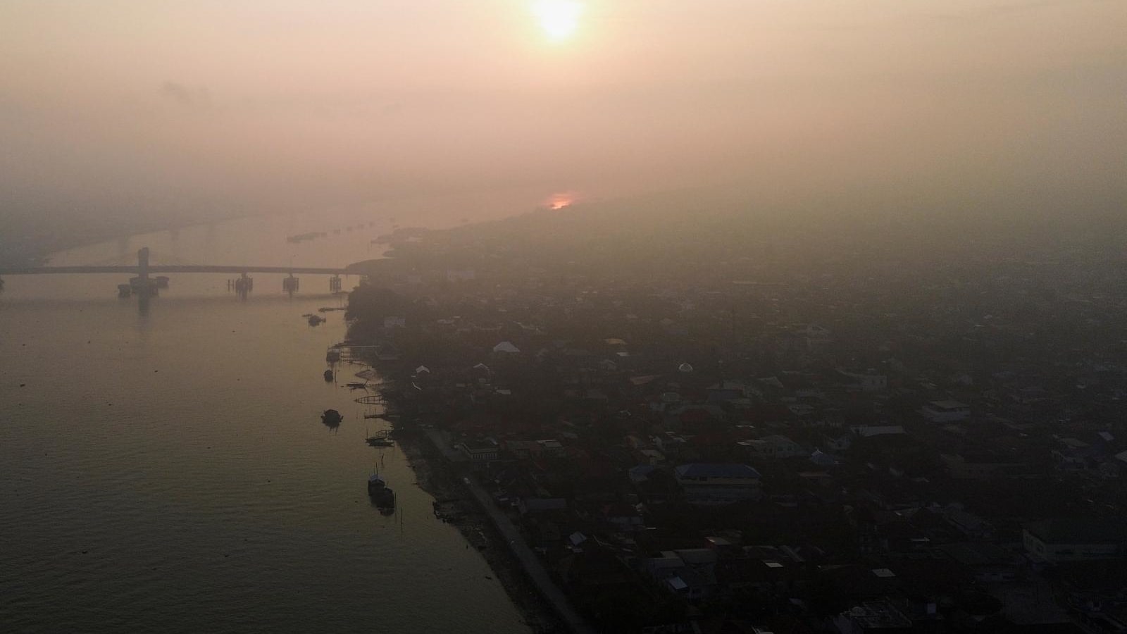 Kabut Asap Tebal Bikin Bandara Jambi Chaos, Puluhan Penerbangan Berantakan