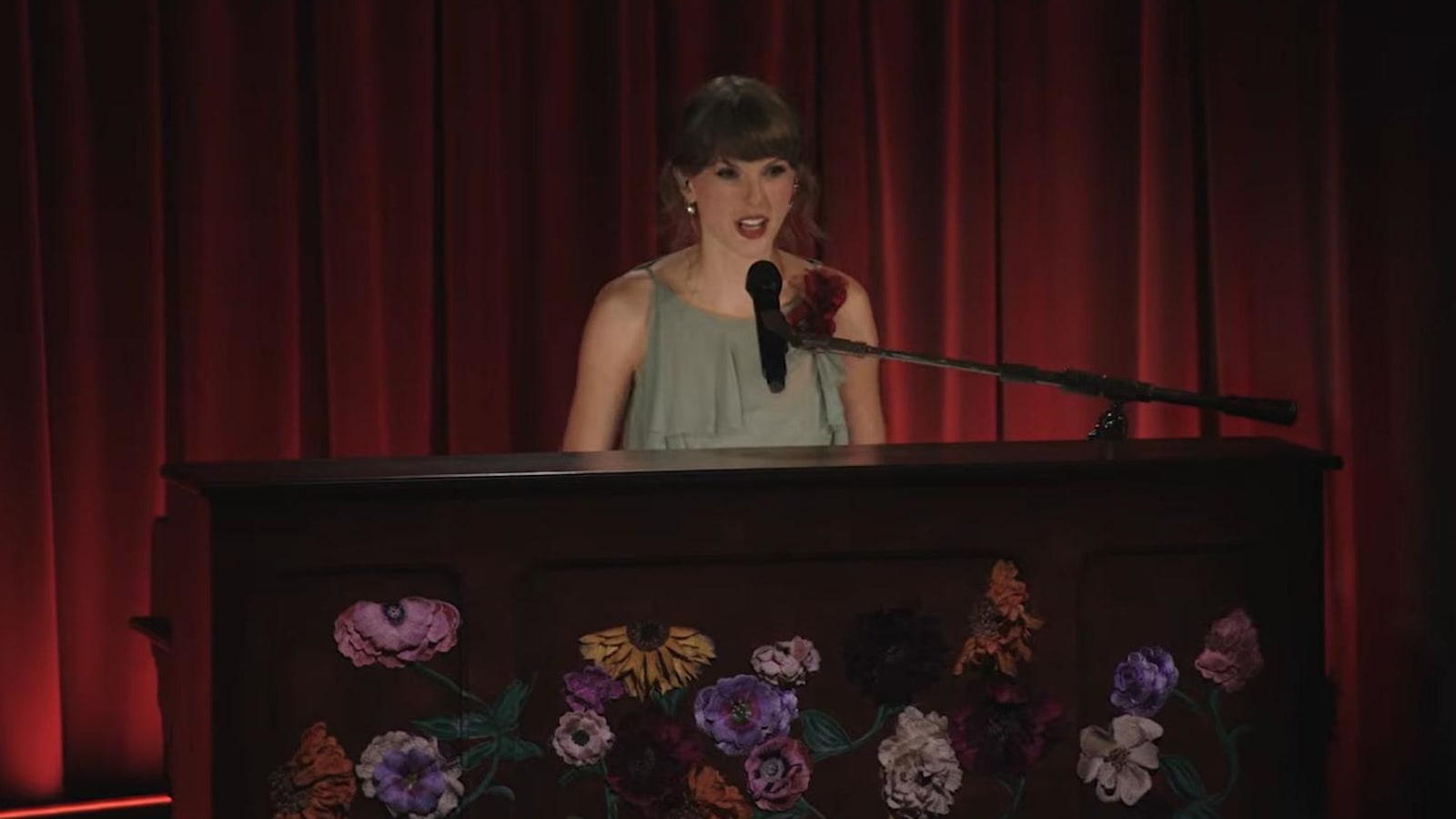 Taylor Swift Ramaikan Panggung dengan Medley Spektakuler, Debut Pertama Pasca Pernikahan Curi Perhatian