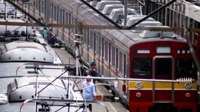 Penumpang KRL Tanah Abang Tertahan Berjam-jam, Kerumunan Massal Blokir Jalur Palmerah