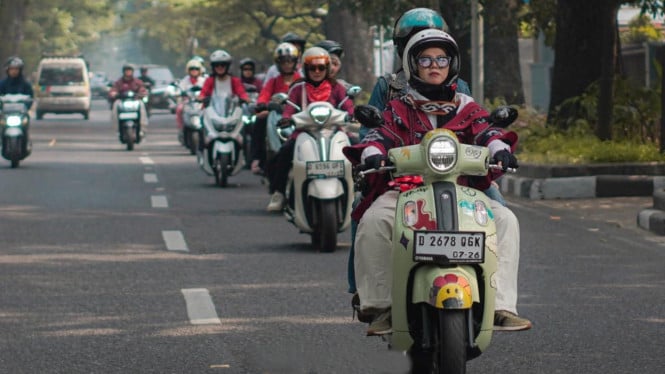 Perempuan Naik Motor Bukan Sekadar Penumpang, Mereka Memimpin Revolusi Otomotif