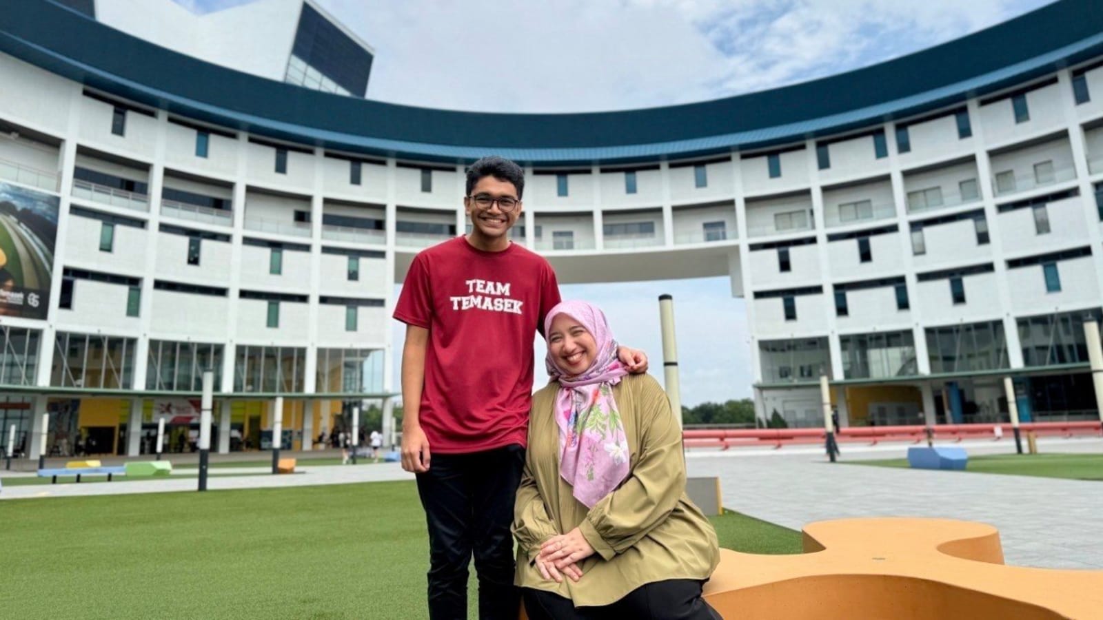 Kuliah Bareng Putra di Usia 40, Ibu Ini Buktikan Tak Ada Kata Terlambat untuk Belajar