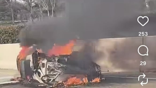 Subaru Terbakar Setelah Bertubrukan dengan Truk di Tol Serpong-Cinere, Pengemudi Selamat dari Jebakan Api