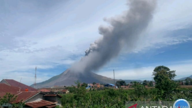 Sinabung Berkobar, Bandara Kualanamu Lumpuh: 55 Penerbangan Batal, Ribuan Penumpang Terdampar