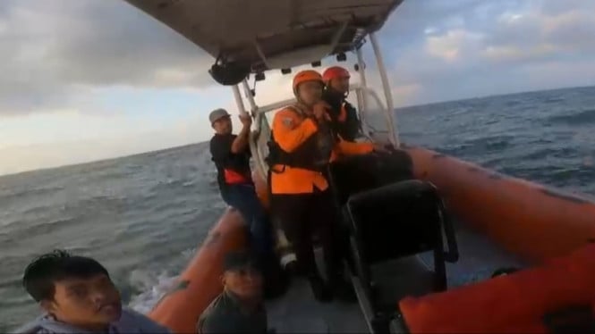 Heroik! Tim SAR Banyuwangi Kejar Waktu Selamatkan 6 Nelayan dari Kapal yang Amblas di Laut Bomo
