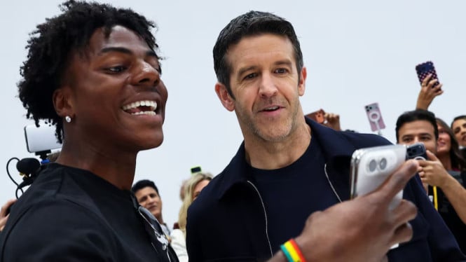 Ponsel Lipat Apple Tiba, Momen Emas atau Batu Loncatan Bagi John Ternus?