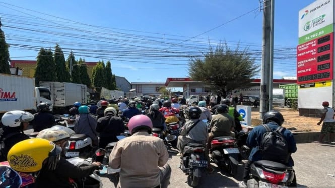 Krisis BBM di Makassar: Mengapa SPBU Tiba-tiba Ramai Membludak?