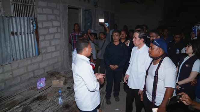 Jokowi Tinjau Langsung Puing Rumah Warga NTT, Langsung Ambil Aksi di Lapangan