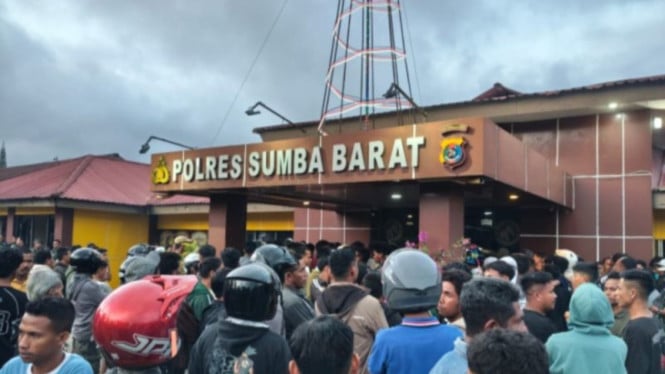Massa Mengamuk di Sumba Barat, Markas Polisi Jadi Sasaran Kerusuhan Hingga TNI Dimobilisasi