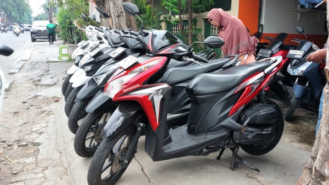 Pasar Motor Bekas Berguncang: Matik Murah Meriah, Tilang Digital Makin Ketat, dan Mobil Listrik Semakin Mahal