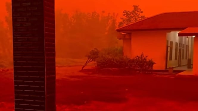 Apocalypse Merah: Langit Kalimantan Tengah Berubah Seram akibat Badai Asap Karhutla