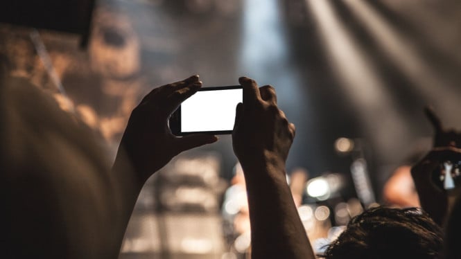 Zoom 100x Bukan Lagi Mimpi: 5 Smartphone Flagship Terbaik untuk Para Pecinta Konser dan Event