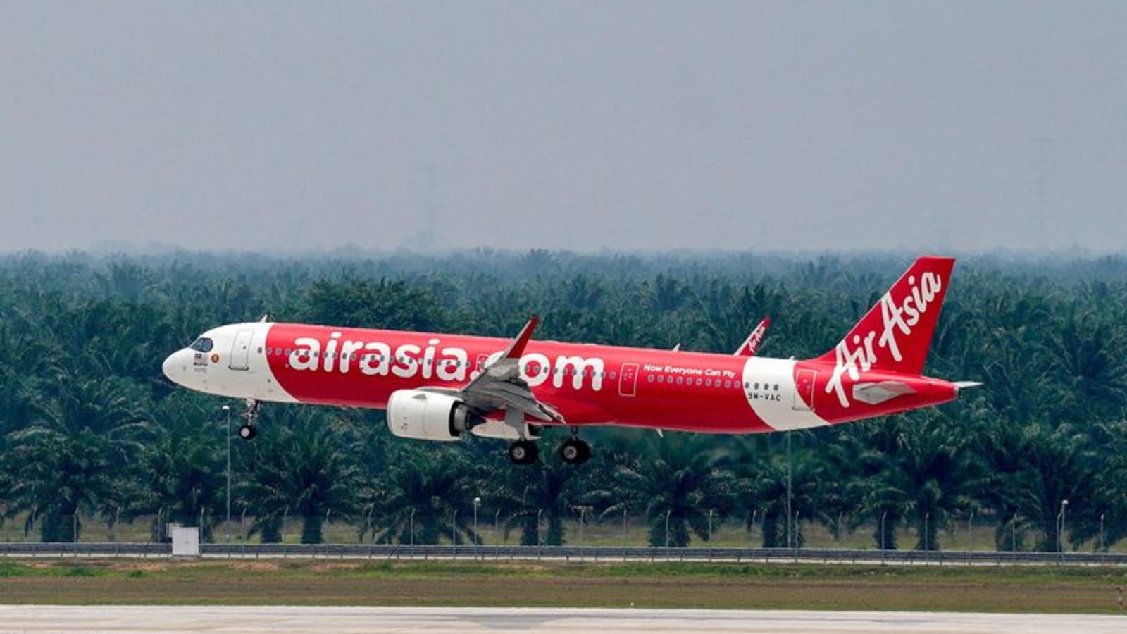 AirAsia Bantah Krisis Finansial, Tapi Analis Masih Skeptis dengan Prospek Maskapai