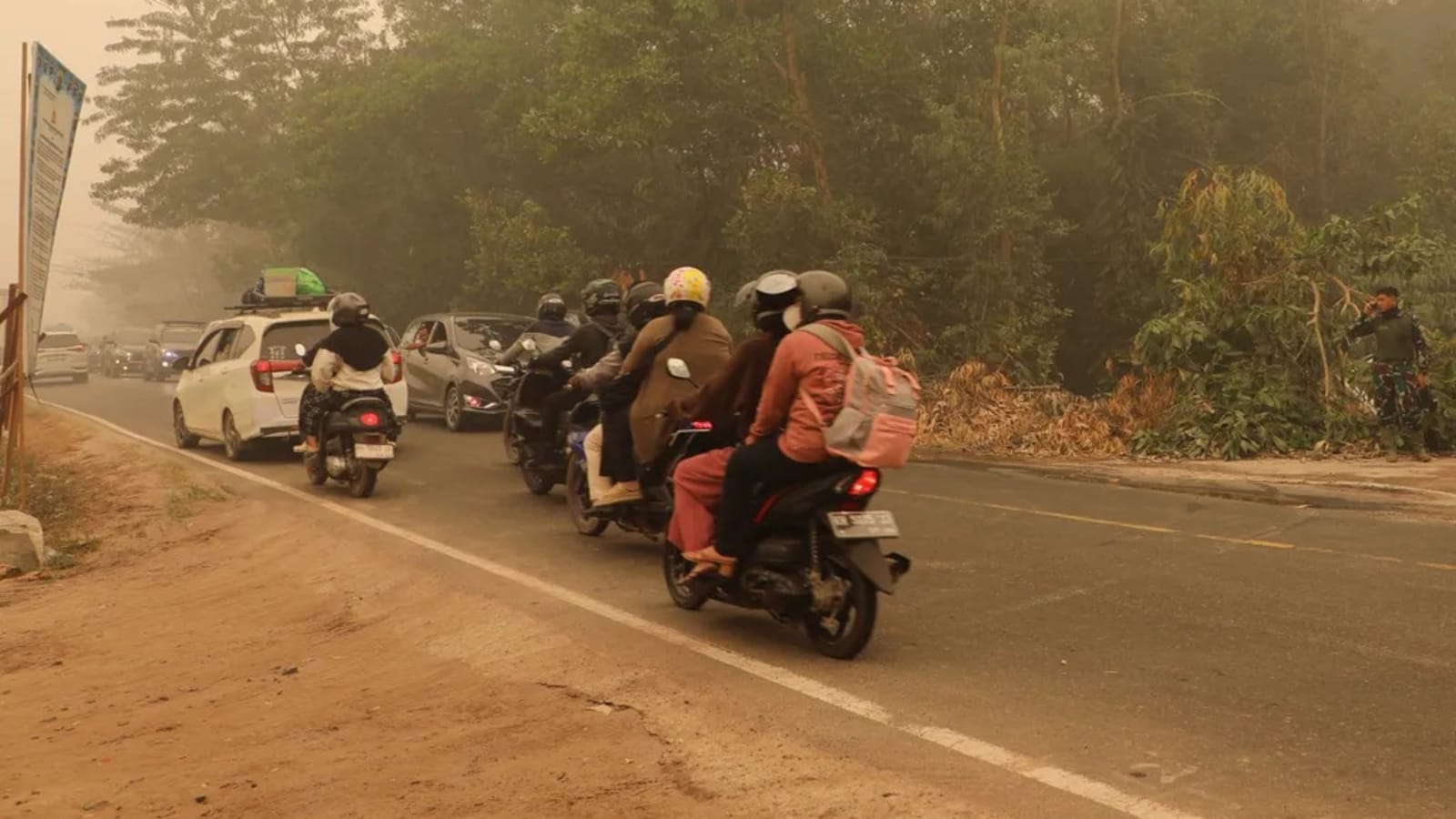 Asap Karhutla Menggila, Kalteng-Kalsel Tertutup Kabut Tebal, Visibilitas Hanya 500 Meter