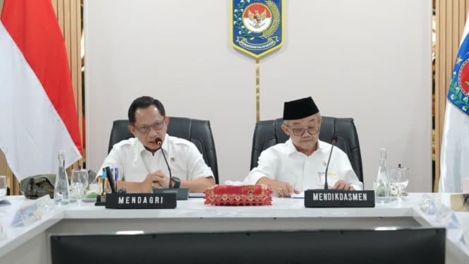 Tito Karnavian Genjot Pemulihan Pendidikan Sumatera, Ribuan Sekolah Sudah Beroperasi Normal