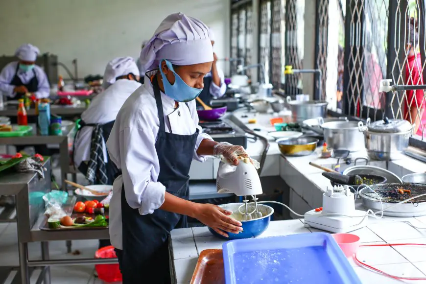 Dari Magang hingga Kontrak Permanen: Berapa Persen Peserta Program Nasional yang Berhasil Terserap Industri?