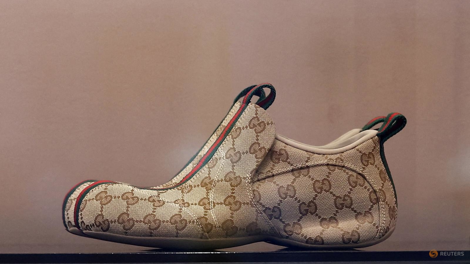 Gucci Tinggalkan Tradisi Italia, Produksi Sneaker di China untuk Raih Pasar Menengah