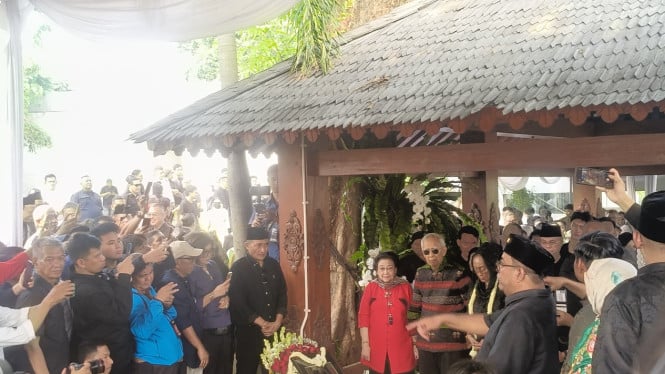 Guruh Soekarnoputra Tutup Usia, PDIP Gelar Penghormatan Terakhir dengan Bendera Setengah Tiang