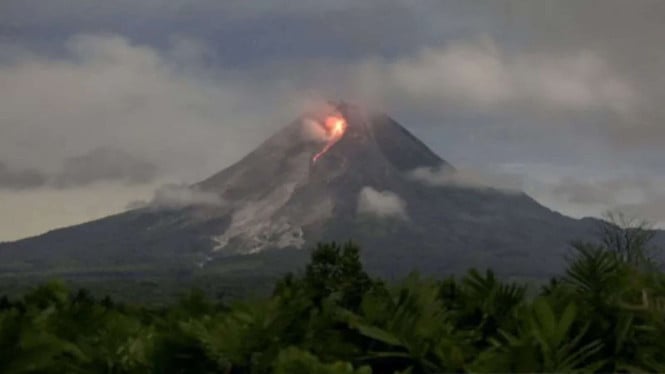 Merapi Beringas di Malam Hari, Luncurkan Awan Panas Merah Membara hingga 2 Kilometer
