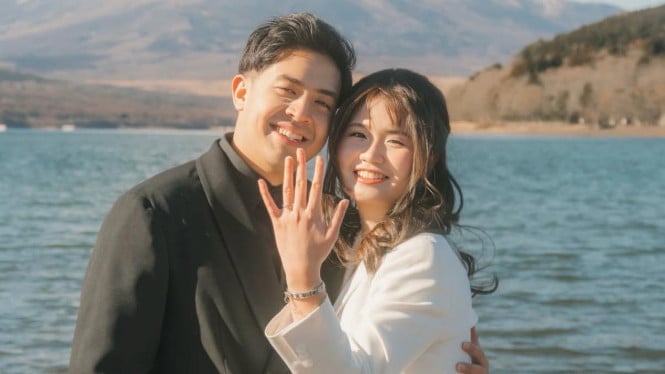 Dari Senioritas hingga Cincin: Jerome Polin Akhirnya Lamar Gracia Caroline dengan Latar Gunung Fuji yang Romantis
