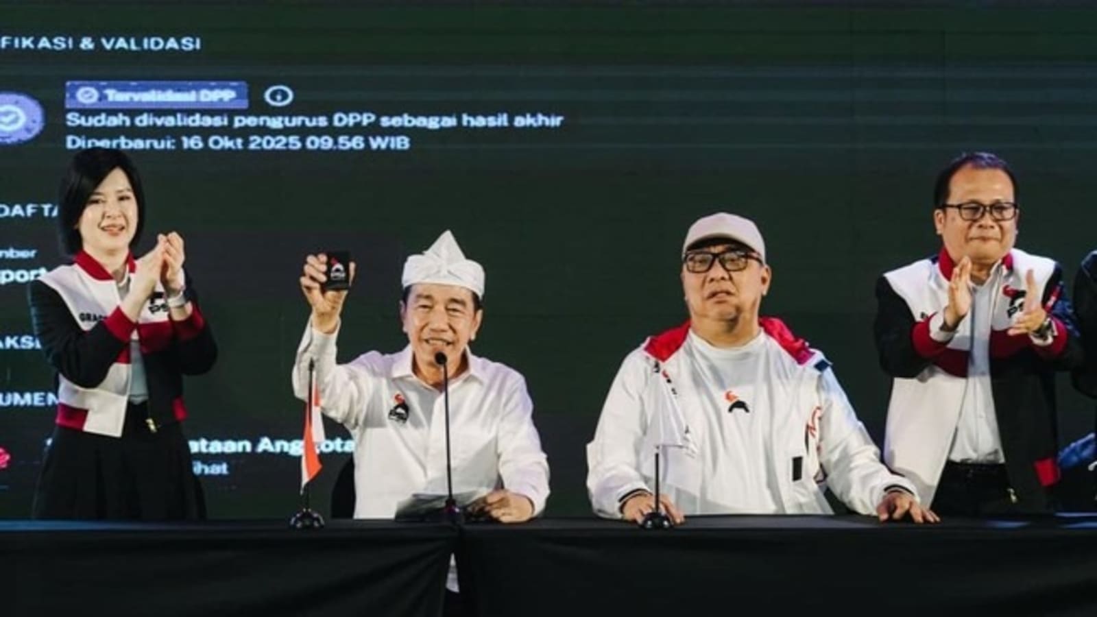 Kejutan Besar di Rakorda Bandung: Jokowi Resmi Tunjukkan Kartu PSI, Sudah Jadi Anggota Sejak Oktober