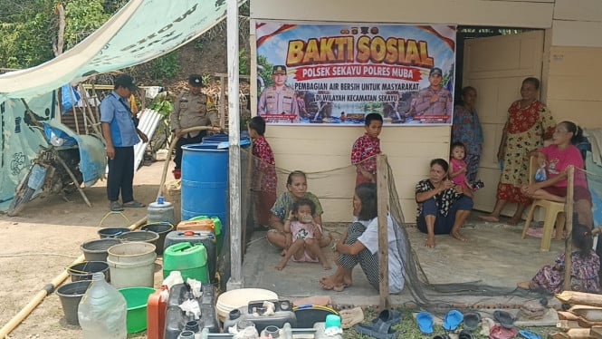 Polda Sumsel Turun Tangan, Warga Sekayu Dapat Bantuan Air Bersih di Tengah Kekeringan Ekstrem