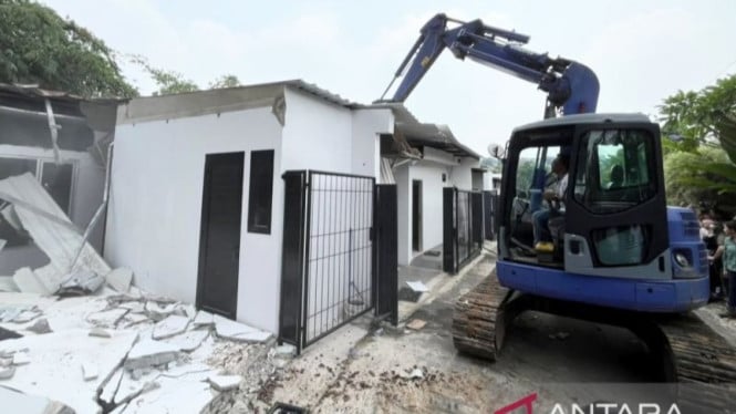Buldoser Gempur 10 Bangunan Mewah Ilegal di Lapas Cibinong, Direktur Jenderal Mashudi Pimpin Aksi Pembongkaran