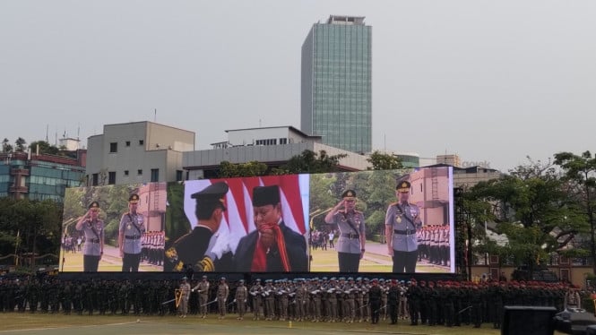 Suyudi Resmi Ambil Alih Kursi Kapolri, Listyo Sigit Serahkan Panji Tribrata dalam Upacara Bersejarah