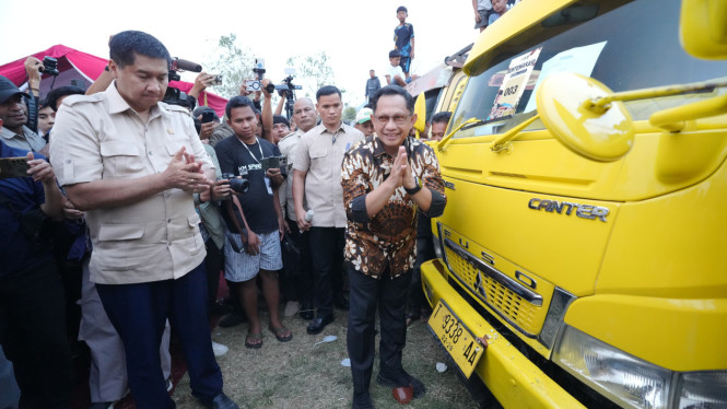 Armada 125 Truk Genteng Berangkat dari Purwakarta, Gentengisasi Prabowo Resmi Dimulai