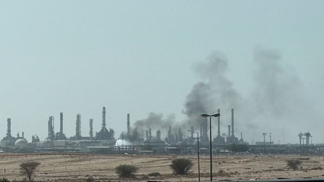 Alarm Merah! Kobaran Api Tiba-tiba Muncul di Kompleks Aramco Riyadh, Asap Hitam Membubung ke Langit