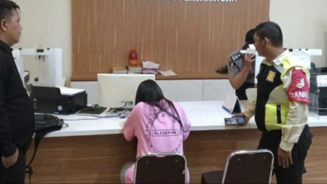Drama di Tepi Pantai: Wanita Pontianak Ditemukan Terlantar, Polisi Reunikan dengan Keluarga