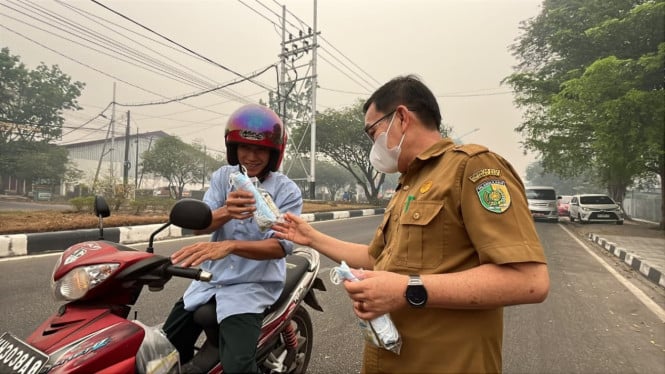 Kabut Asap Mengganas, Palangka Raya Bagikan Masker dan Susu Gratis untuk Warga