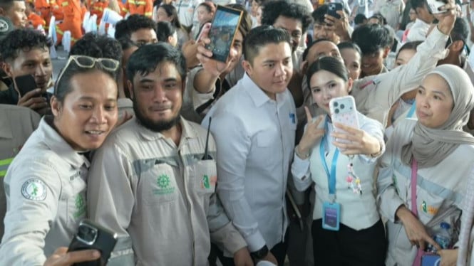 Seskab Teddy Nyaris Tertinggal Konvoi Presiden Prabowo Gara-gara Permintaan Foto Berjejer
