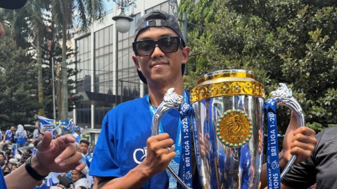Tolic Ledak! Pelatih Persib Berdiri Tegak Lindungi Rudianto dari Serangan Suporter
