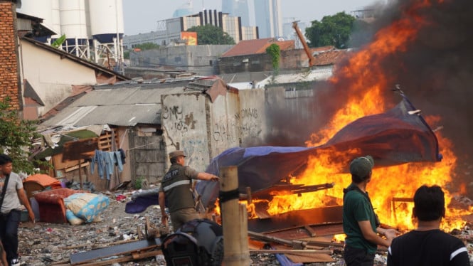 Detik-Detik Dramatis: Markas Narkoba Kampung Boncos Terbakar Saat Digerebek Polisi, 4 Pengedar Ditangkap