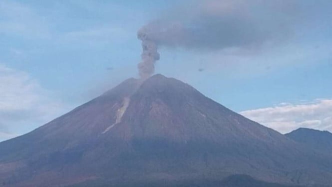 Semeru Ganas! Gunung Tertinggi Jawa Timur Lepas 9 Letusan dalam Sehari, Kolom Abu Mencapai 900 Meter