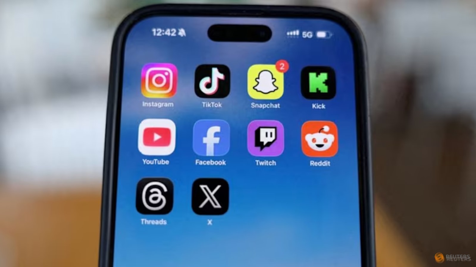 Scroll Instagram, Mimpi Buyar: Kemenkes Peringatkan Bahaya Perbandingan Sosial Media pada Kesehatan Mental
