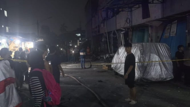 Panik Melanda Pasar Cimanggis! Ledakan Misterius Hancurkan Deretan Toko, Puluhan Pengunjung Terperangah
