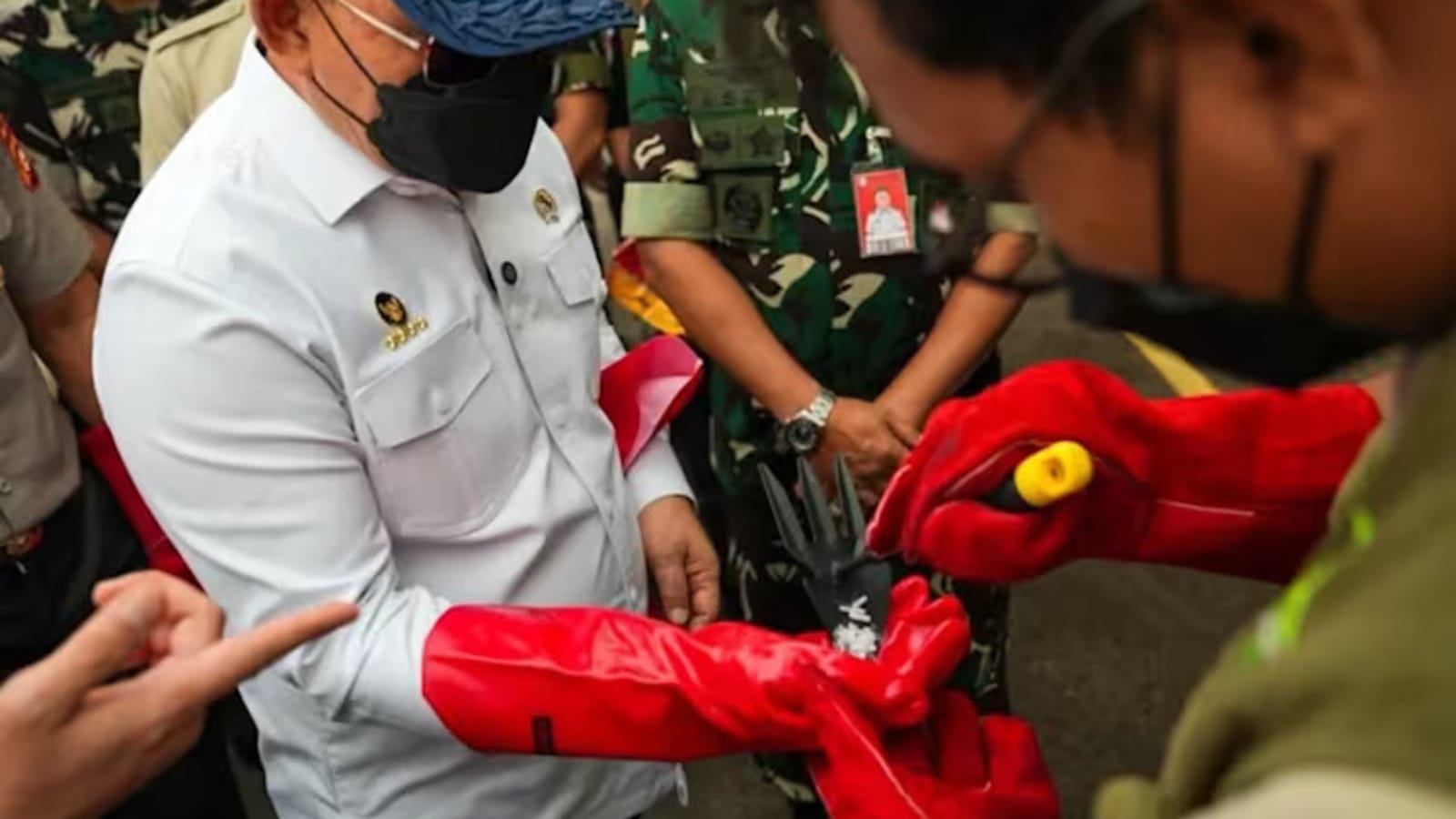 Inovasi Ekstrem: Pemerintah Lepas Es Kering ke Langit untuk Buru Kabut Asap Karhutla