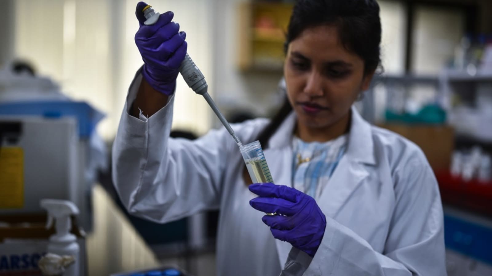 Revolusi Farmasi India: AI Potong Biaya Riset, Tapi Masih Kalah Lawan Uji Manusia