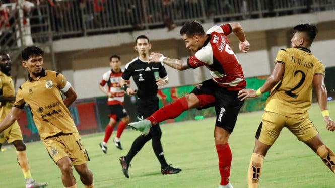 Spektakuler dan Kacau, Pertandingan Madura United vs Bhayangkara FC Berakhir Seri 3-3 dengan Drama Kartu Merah