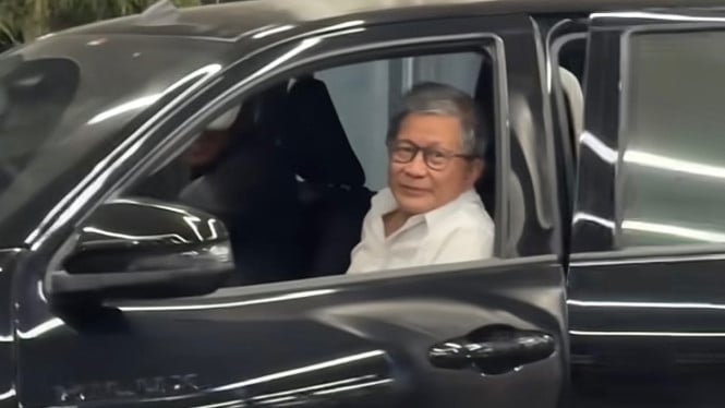 Rocky Gerung Flex Mobil Mewah Seharga Rp 574 Juta, Bercanda Tak Mau Dipinjam Presiden