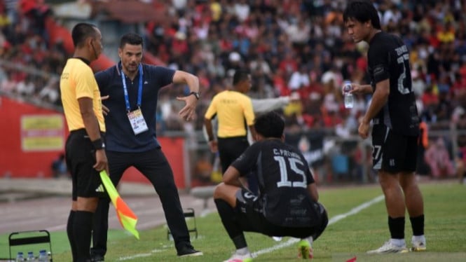 Carlos Pena Siapkan Senjata Rahasia untuk Tundukkan Persija yang Sedang Panas