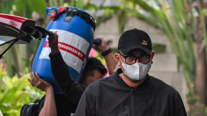Kejutan di Balik Tong Biru: KPK Sita Rp934 Juta Tunai dari Rumah Keluarga Bupati Klaten