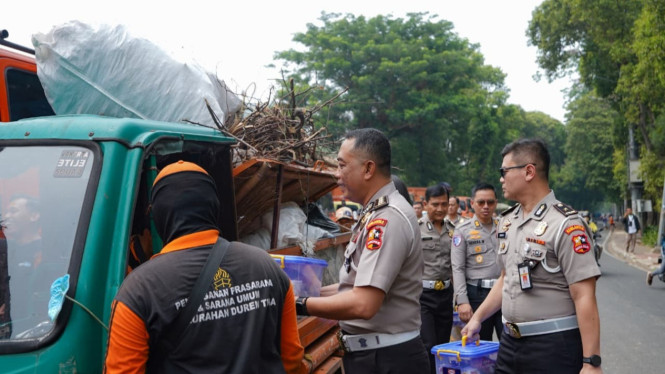 Polri Turun ke TPS Rawajati, Buktikan Komitmen 'Polisi Bersama Rakyat' Lewat Aksi Nyata