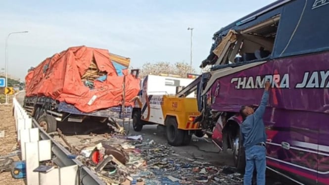 Bus Pariwisata Terbalik di Tol Ngawi, Puluhan Karyawan Pabrik Terperangah Dalam Insiden Dramatis