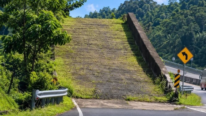 Jangan Salah Sangka! Jalur Aneh di Jalan Menurun Ini Penyelamat Nyawa Saat Rem Blong