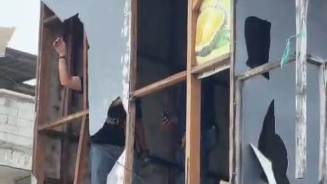 Operasi Kejutan Polisi di Kampung Ambon: 7 Tersangka Ditangkap, Ratusan Sajam dan Narkoba Berhasil Diamankan