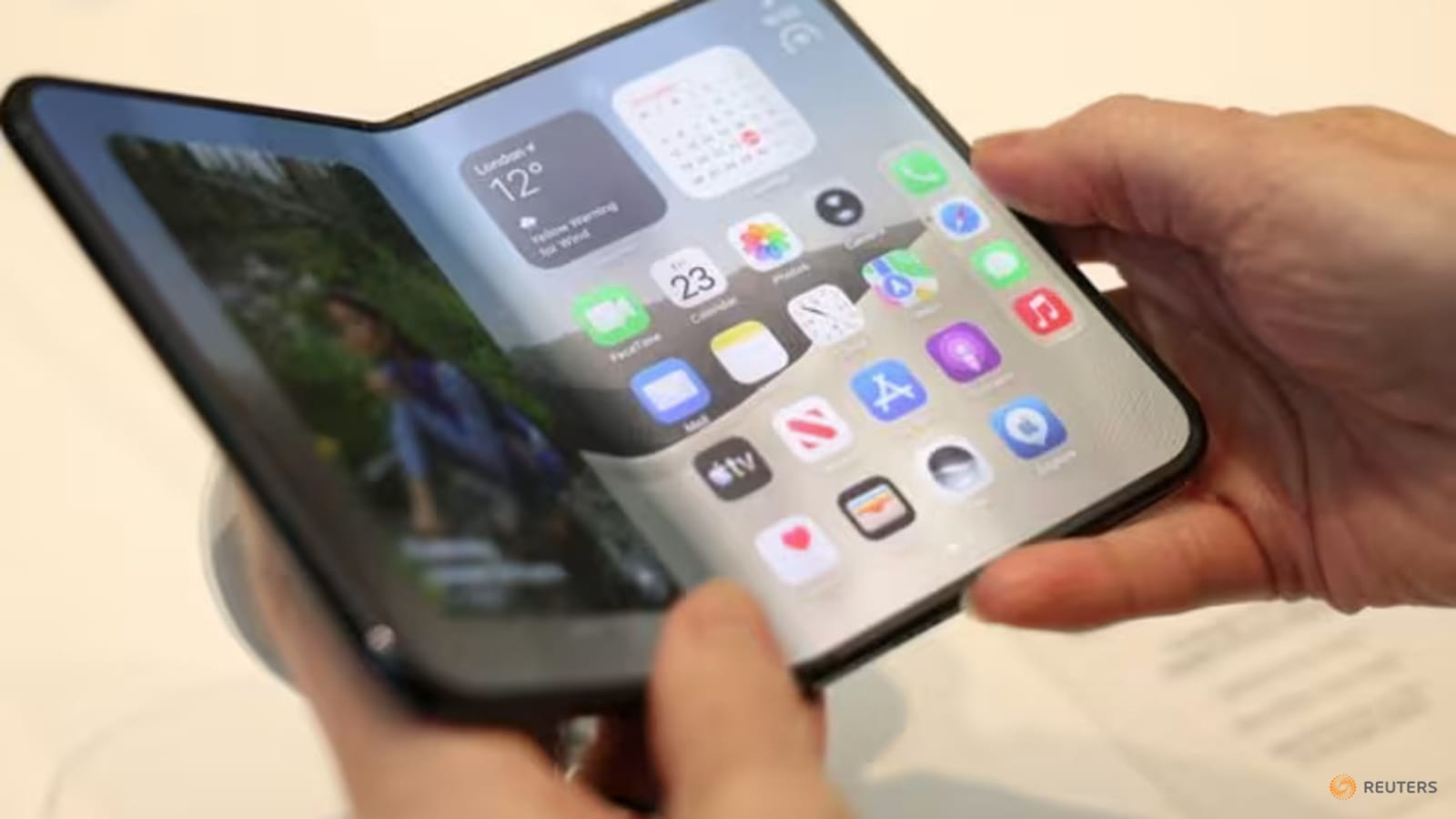 iPhone Duo Bermasalah: Apple Mulai Ganti Rugi Unit dengan Layar Retak di Engsel